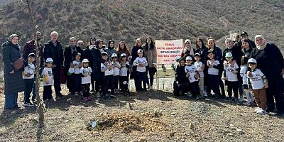 Minik Ağaç Dostları Fidanlarını Dikti 