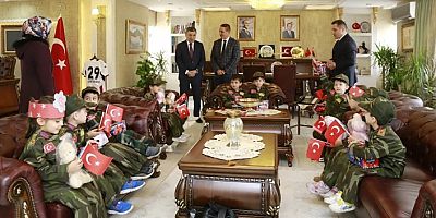 Miniklerden Vali Tanrısever’e 100.yıl ziyareti