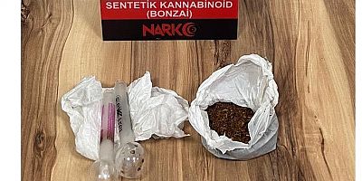 Narkotik operasyonunda bonzai ve uyuşturucu aparatı ele geçirildi