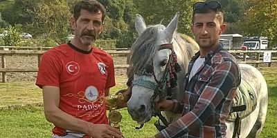 Ordu’nun Ünye ilçesindeki Rahvan At Yarışları’nda Gümüşhane Rahvan At Kulübünden “Destan” üçüncülük kazanarak evine kupa ile döndü.