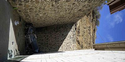 Otomobil 15 metrelik uçurumdan düştü: Sürücü yaralı kurtuldu