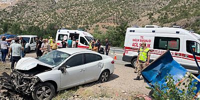 Otomobil otobüs durağına daldı: 3 yaralı