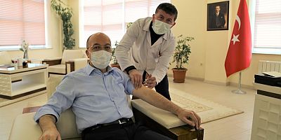 Prof. Dr. Halil İbrahim Zeybek,   COVİD-19 Aşısı Yapıldı
