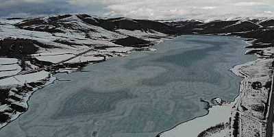 Sadak Baraj Gölü buz tuttu