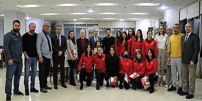 Şampiyonlara Belgeleri Verildi