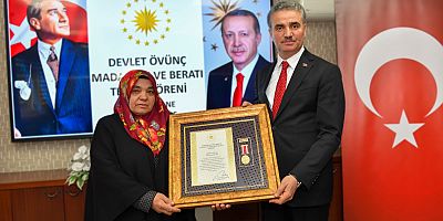 Şehit annesine Devlet Övünç Madalyası ve Beratı takdim edildi