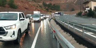 Şiddetli yağış sonrası Gümüşhane-Bayburt yolu kapandı