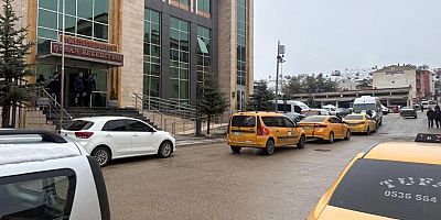 Şiranda Taksici Esnafı belediye önünde eylem yaparak iş bıraktı.