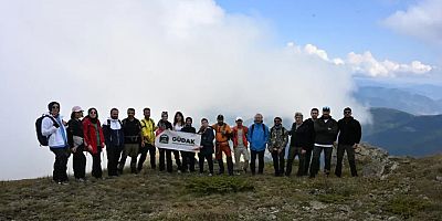 Sis Bulutlarının Üzerine Tırmandılar: Doğaseverler Zirvede Hem Ruhlarını Hem Midelerini Doyurdu
