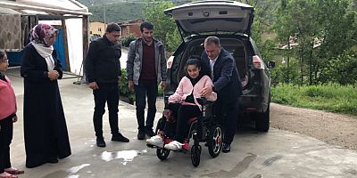 Sümeyra’ya akülü sandalyesini elleriyle teslim etti