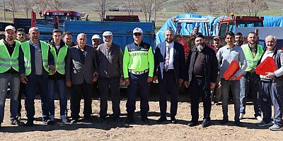 Tarla bahçe sezonu başlarken jandarmadan traktör kazalarına reflektörlü önlem