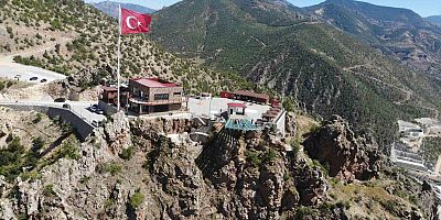 Torul Cam Seyir Terası manzarası ve nefes kesen 240 metrelik yüksekliğiyle ziyaretçilerini bekliyor