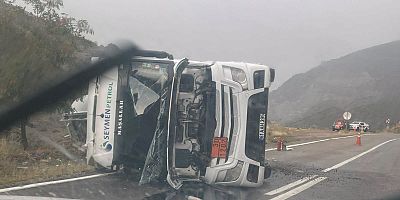 Torul-Şiran Yolunda Tır Devrildi