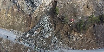 Torulda  grup köy yolu heyelan nedeniyle ulaşıma kapandı