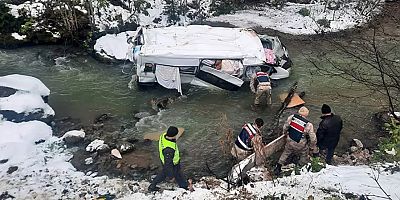 Trabzon'dan Gümüşhane'ye giden sürücü dereye yuvarlandı!