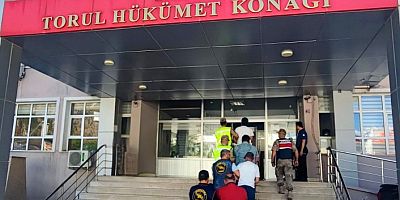 Trafik levhası ve bariyer hırsızları Jandarma’dan kaçamadı