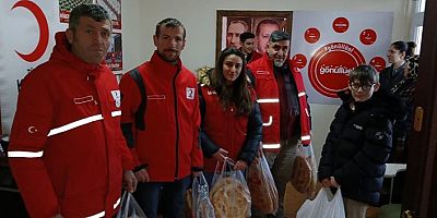 Türk Kızılay kapı kapı pide ve ekmek dağıtıyor