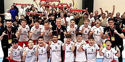 Türk Voleyboluna 62 Kupa Kazandıran Şeref Tok’tan Tarihi Başarı