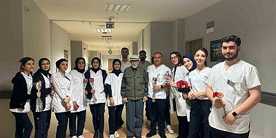 Üniversite öğrencileri hastanede tedavi gören yaşlılara karanfil dağıttı