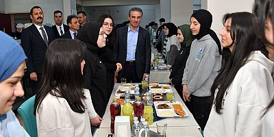 Vali Baruş Fen Lisesi öğrencileriyle iftar sofrasında buluştu