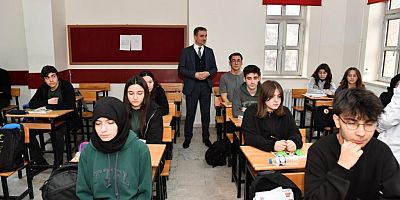 Vali Baruş Fen Lisesinde öğretmen ve öğrencilerle buluştu