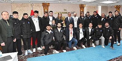 Vali Baruş, şampiyon takımı kabul etti
