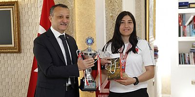 Vali Taşbilek, Kelkitli Dünya Kupası Sahibi Feyzanur’u Makamında ağırladı