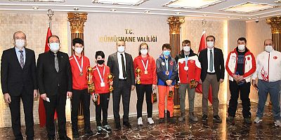 Vali Taşbilek Şampiyon Sporcuları Ödüllendirdi.