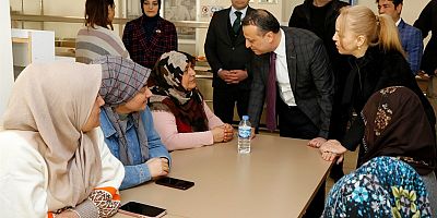 Vali Taşbilek ve eşi Sibel Taşbilek’ten depremzedelere ziyaret