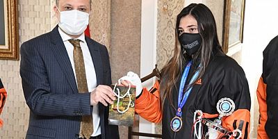 Valisi Taşbilek  sporcu Azizoğlu'nu altınla ödüllendirdi