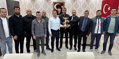 Voleybol Turnuvasında 1. Olan Takıma Kaymakam ALGIN Kupayı verdi