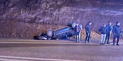 Yola düşen kayalardan kaçan otomobil takla attı: 2 yaralı