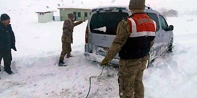 YOLDA KALAN VATANDAŞLARA JANDARMADAN DESTEK