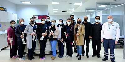 Yumruk Değil, Çiçek Attılar