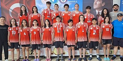 Yüzücülerimiz yarı finalden madalyalarla döndü