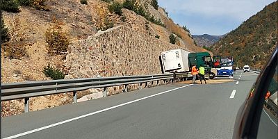 Zigana Dağı, Gümüşhane sınırında kontrolden çıkan TIR bariyerlere çarptı