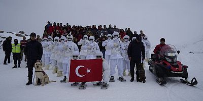 Zigana Dağı’nda JAK timlerinden üniversite öğrencilerine çığda arama eğitimi